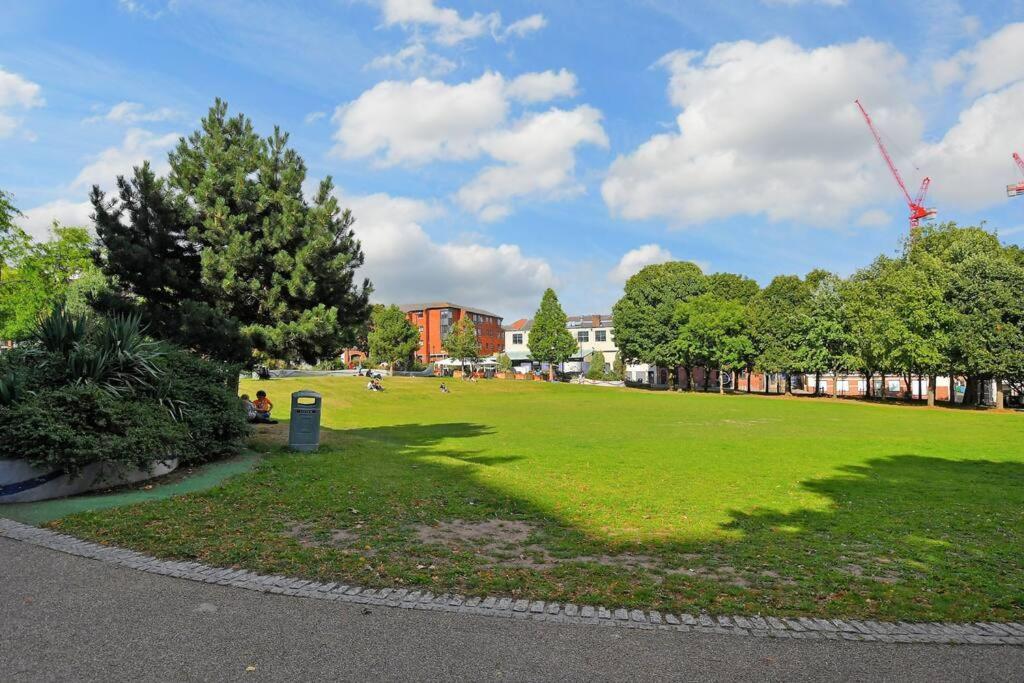 Perfectly Located City Centre Studio Apartment - West One With Free Wifi, Gym Access, Netflix シェフィールド エクステリア 写真